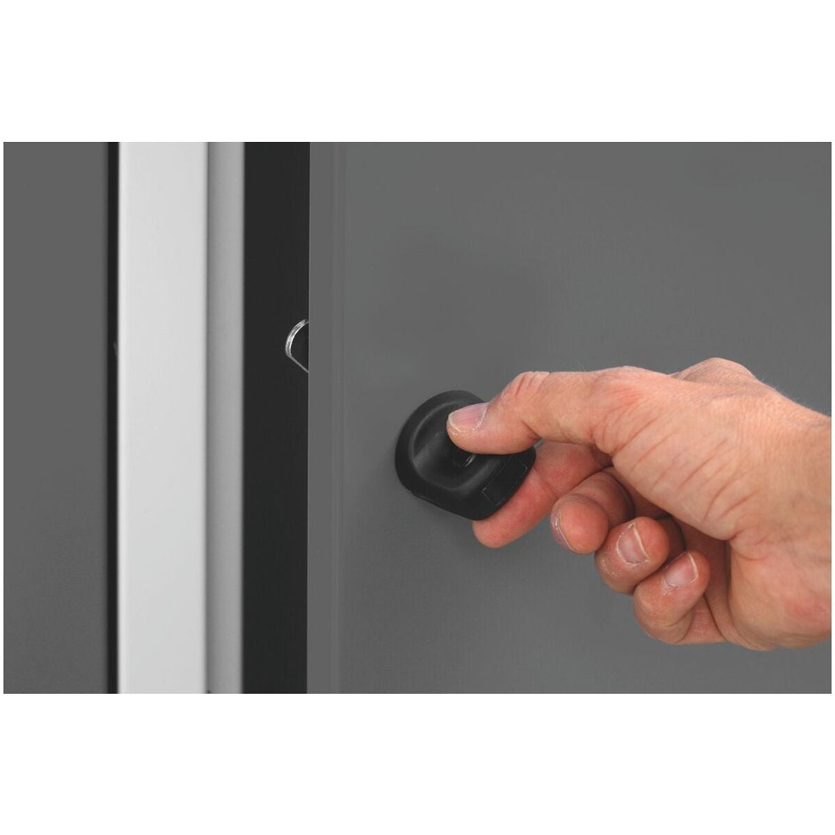 Klädskåp med snedtak för svart-vit-separation med plastfötter och säkerhetslåsklinka 2