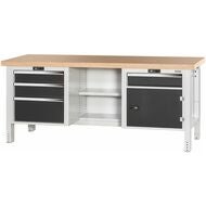 Arbetsbänk, till vänster 3 utdragslådor, i mitten öppen, till höger dörr och 1 utdragslåda, Multiplex-bokskiva 20×20G