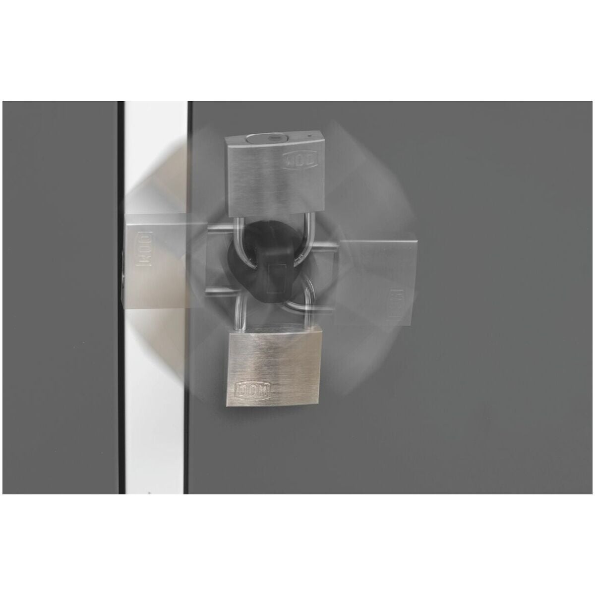 Klädskåp för svart-vit-separation med plastfötter och säkerhetslåsklinka 4